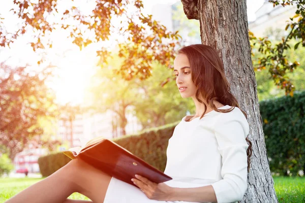 Belle Étude Jeune Femme Avec Bloc Notes Dans Parc — Photo