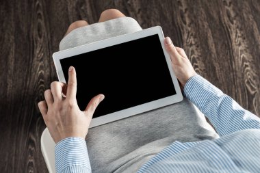 Bir bilgisayar tabletiyle kadın ellerine yakın çekim