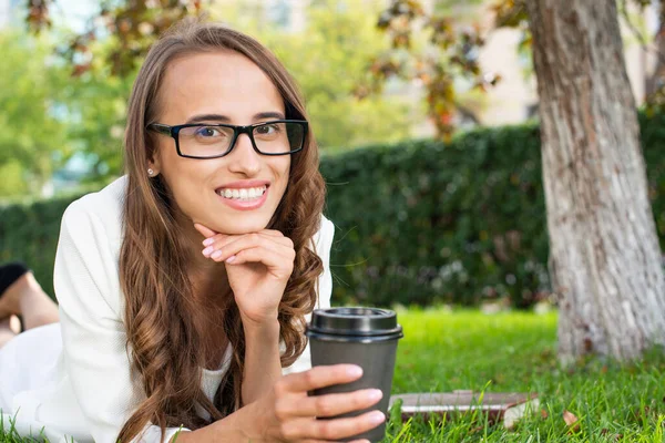 Retrato Uma Jovem Mulher Atraente Parque Com Copo Papel Café — Fotografia de Stock