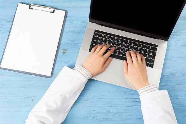 Top View Doctor Hands Typing Laptop Computer Therapist White Coat — Stock Photo, Image