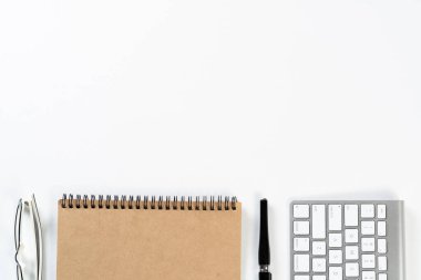 Malzemelerle dolu ofis çalışma alanı