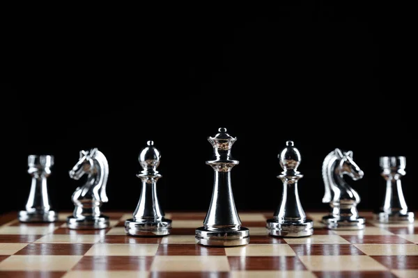 Zilverkleurige schaakfiguren op schaakbord — Stockfoto