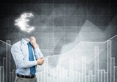 O her zaman parayı düşünüyor.