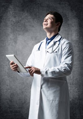 Bilgisayar tabletli bir doktor.