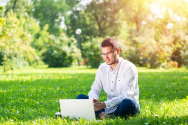 Genç işadamı dizüstü bilgisayar kullanıyor