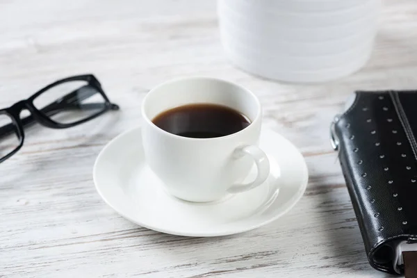 Mesa de escritório com vista superior com xícara branca de café — Fotografia de Stock