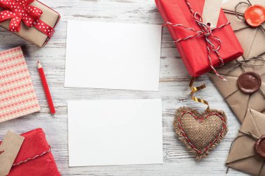 El yapımı kumaş kalplerle düz bir kompozisyon.