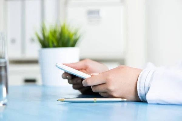 Primer plano de las manos del médico con la tableta —  Fotos de Stock