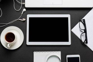 Dijital aygıtlarla ofis işyerinin üst görünümü