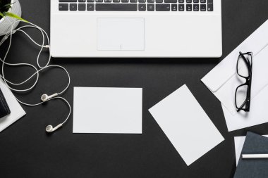 Ofis malzemeleriyle dolu bir iş yeri