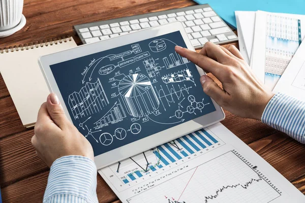 Mujer de negocios con tableta de ordenador — Foto de Stock