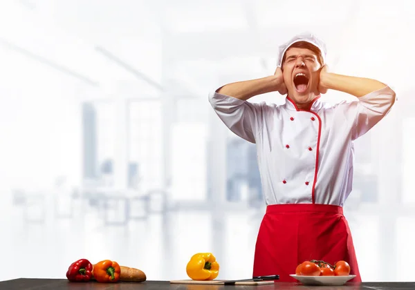 Joven chef masculino gritando en shock y horror —  Fotos de Stock