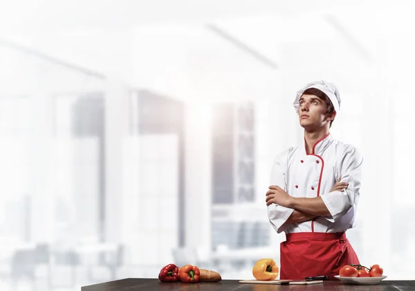 Joven chef de pie con los brazos cruzados — Foto de Stock