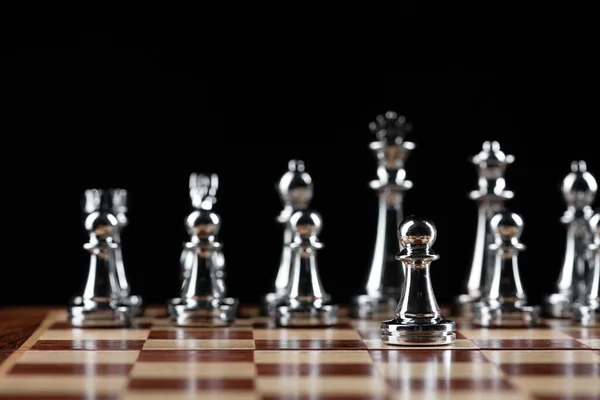 Stalen schaakfiguren op houten schaakbord — Stockfoto