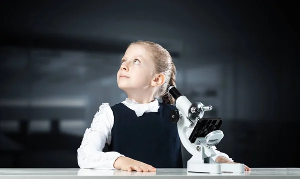 현미경을 사용하는 어린 소녀 과학자 — 스톡 사진