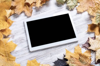 Masasında boş ekran olan tablet bilgisayar