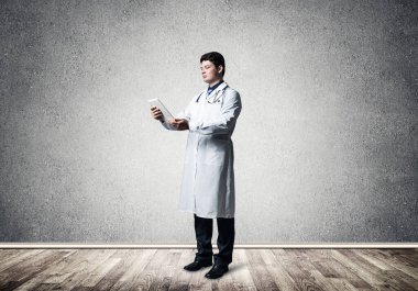 Bilgisayar tabletli bir doktor.