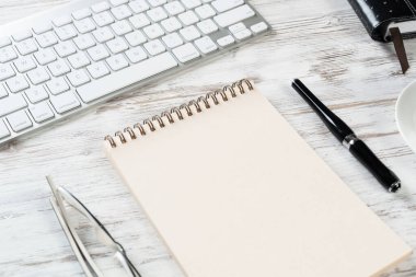 Malzemelerle dolu ofis çalışma alanı