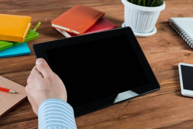 Tabletli bir işadamı, ofiste çalışıyor.