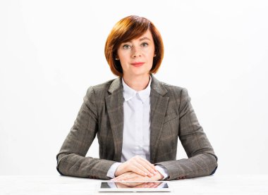 Çekici orta yaşlı iş kadını oturuyor.