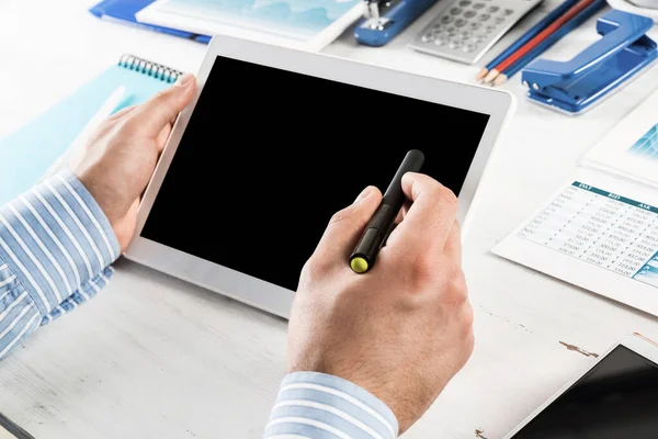 Empresário com um tablet, trabalha no escritório — Fotografia de Stock