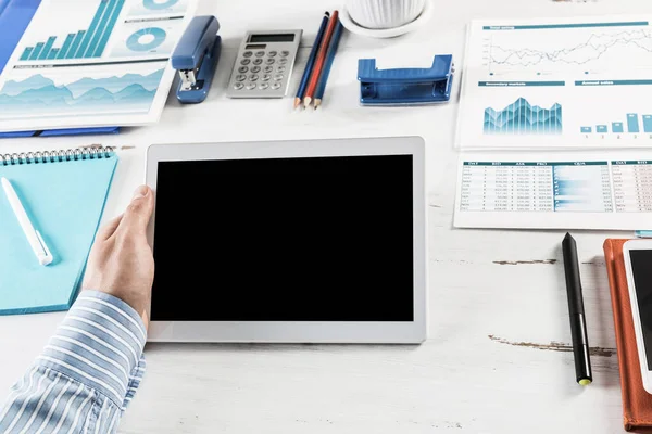 Empresário com um tablet, trabalha no escritório — Fotografia de Stock