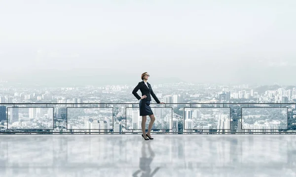 Salida del sol por encima de rascacielos y mujer de negocios frente a un nuevo día — Foto de Stock