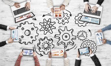 Masada oturan ve alet kullanan iş adamlarının en iyi görüntüsü.