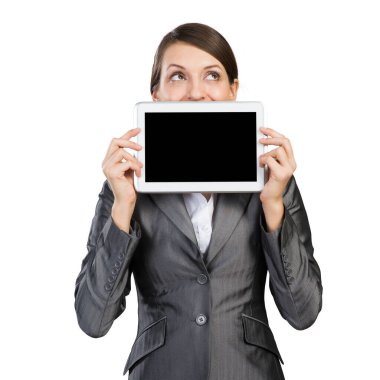 Tablet bilgisayarlı iş kadını yukarı bakıyor