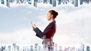 Tablet bilgisayarlı genç iş kadını