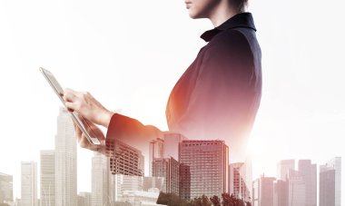 Kadın ve şehir manzarasıyla çifte pozlama kavramı