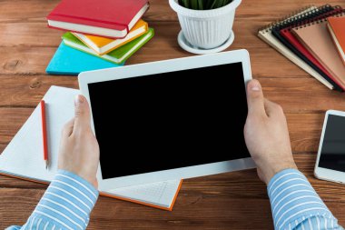 Tabletli bir işadamı, ofiste çalışıyor.