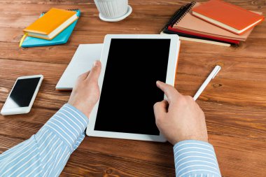 Tabletli bir işadamı, ofiste çalışıyor.