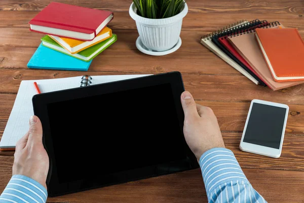 Empresario con una tableta, trabaja en la oficina —  Fotos de Stock