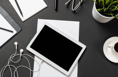 Tablet bilgisayarlı işyerinin üst görünümü