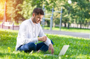 Genç işadamı dizüstü bilgisayar kullanıyor