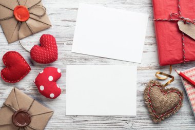 Düz, yumuşak kalpli, şirin bir kompozisyon sergiliyordu.