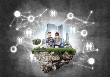 Bu harika dünyayı keşfeden iki okul çağında çocuk.