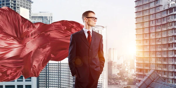 大都市のビジネスマンスーパーヒーローとのパワーと成功の概念 — ストック写真
