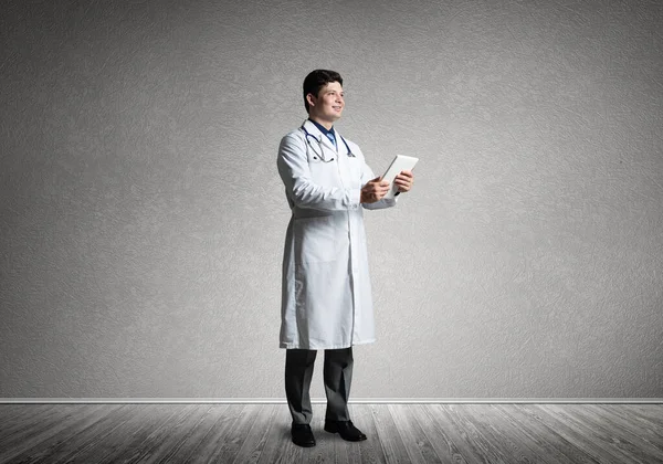 Doctor with tablet — Stock Photo, Image