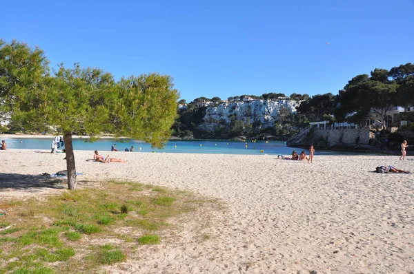 Tylko Kilka Osób Piaszczystej Plaży Hiszpańskiej Balearów Menorca — Zdjęcie stockowe