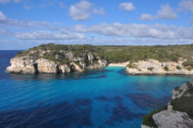 Bucht mit trkisem Wasser auf spanischer Insel Menorca
