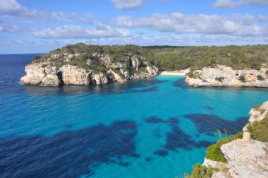 Bucht mit trkisem Wasser auf spanischer Insel Menorca