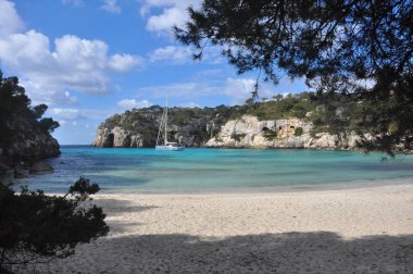 Bucht mit trkisem Wasser auf spanischer Insel Menorca
