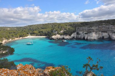 Bucht mit trkisem Wasser auf spanischer Insel Menorca