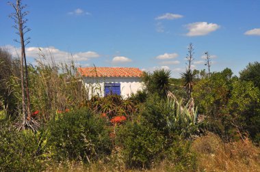 Kleines verstecktes haus auf spanischer Insel Menorca