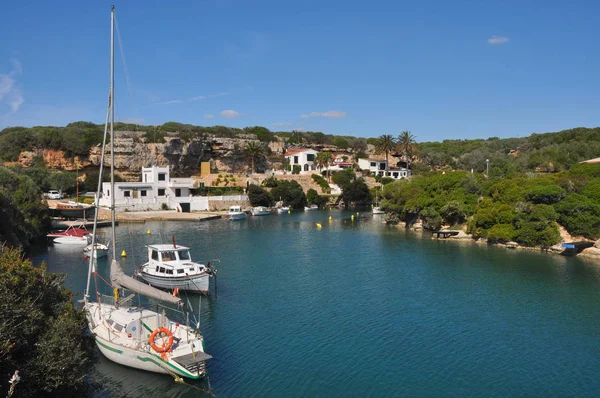 Fischerboot Und Segelboot Seitenkanal Auf Der Spanischen Baleareninsel Menorca — Stockfoto