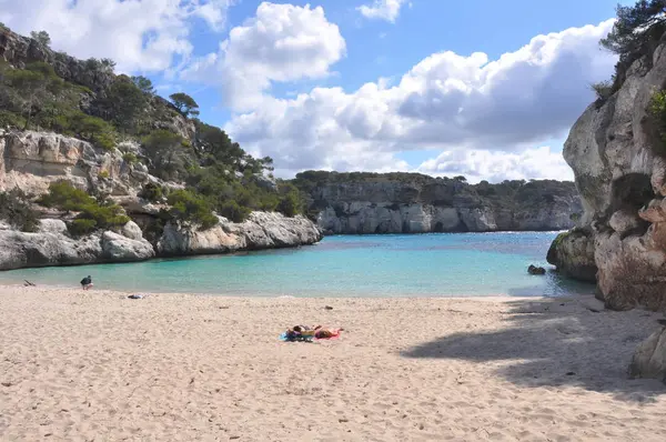 Fast Menschenleere Idyllische Bucht Und Sandstrand Mit Türkisfarbenem Meer Auf — Stockfoto