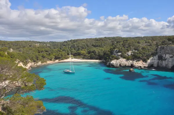 Bucht mit trkisem Wasser auf spanischer Insel Menorca