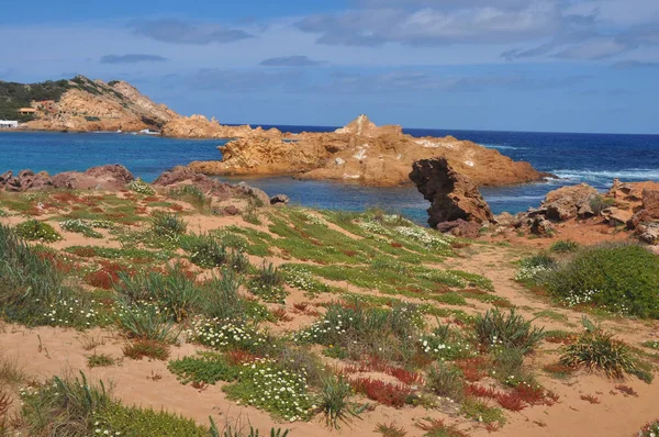 Felsige Kste Und Sandstrand Auf Spanischer Insel Menorca — Fotografia de Stock